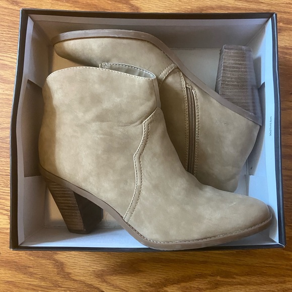 Dolce Vita Nubuck Stella Bootie - Picture 2 of 9